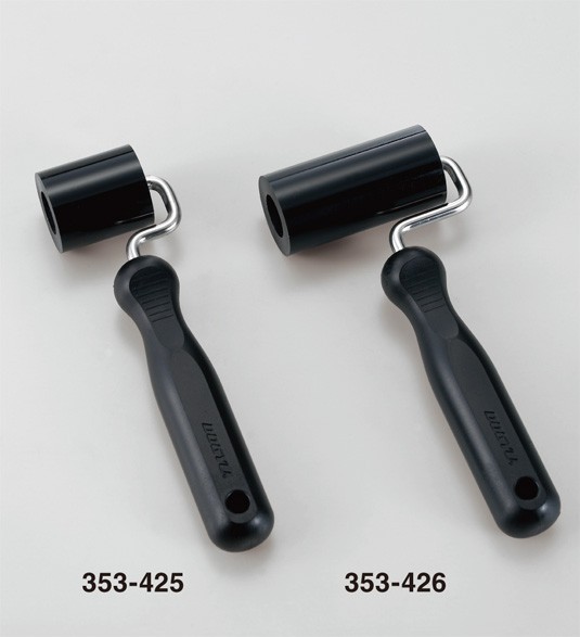 表面の傷みやすい壁紙におすすめ ブラックウレタンローラー