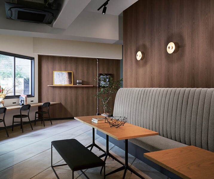 落ち着きカラーの木目柄壁紙