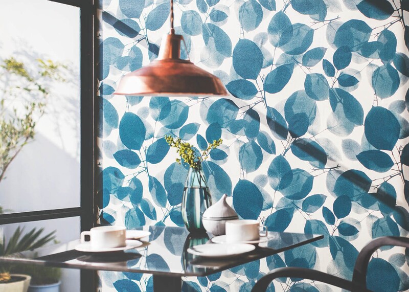 ゴージャスなフラワー・リーフ柄壁紙