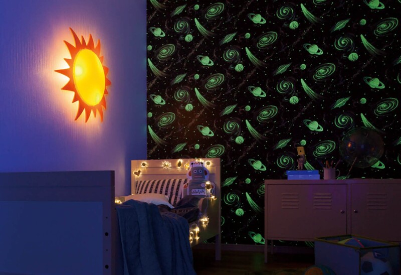 子供部屋に!暗くすると柄が光る壁紙