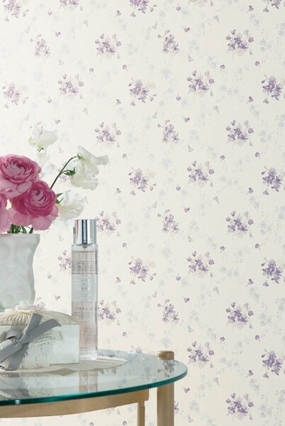 優しい色味の花柄壁紙