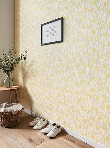 優しい色味の花柄壁紙