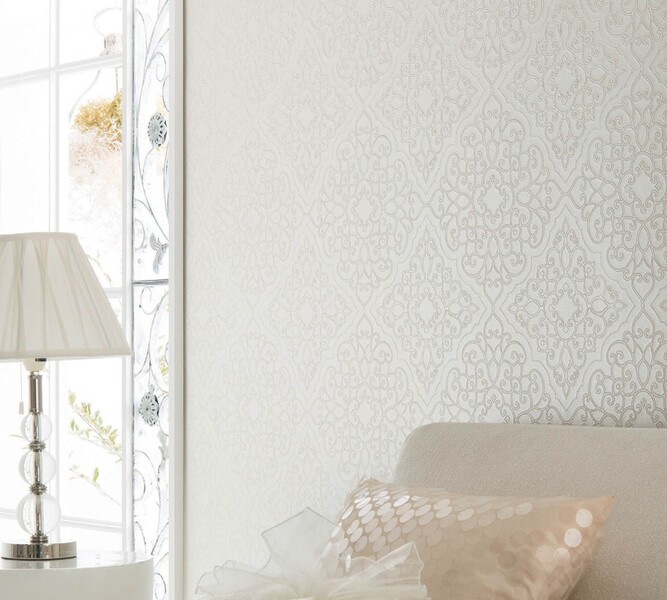 優しい色味のフェミニン柄入り壁紙