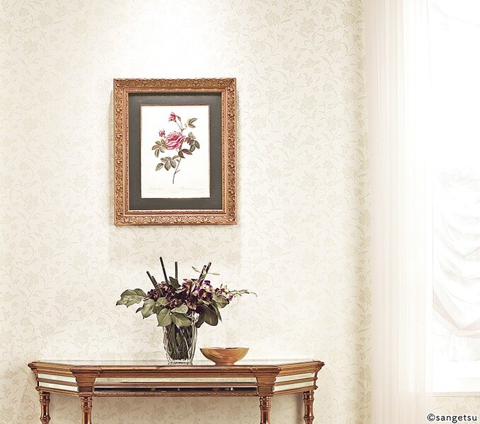 優しい色味のダマスク&フラワーデザイン壁紙